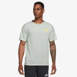Nike | Men's Dri-FIT Trail Solar Chase Short-Sleeve Running Top - Light Silver